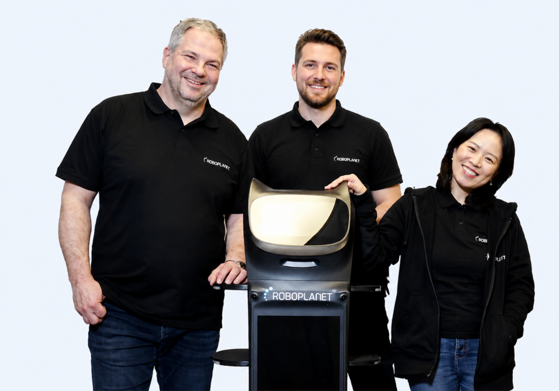 Drei Servicemanager von RoboPlanet mit Pudu BellaBot Pro