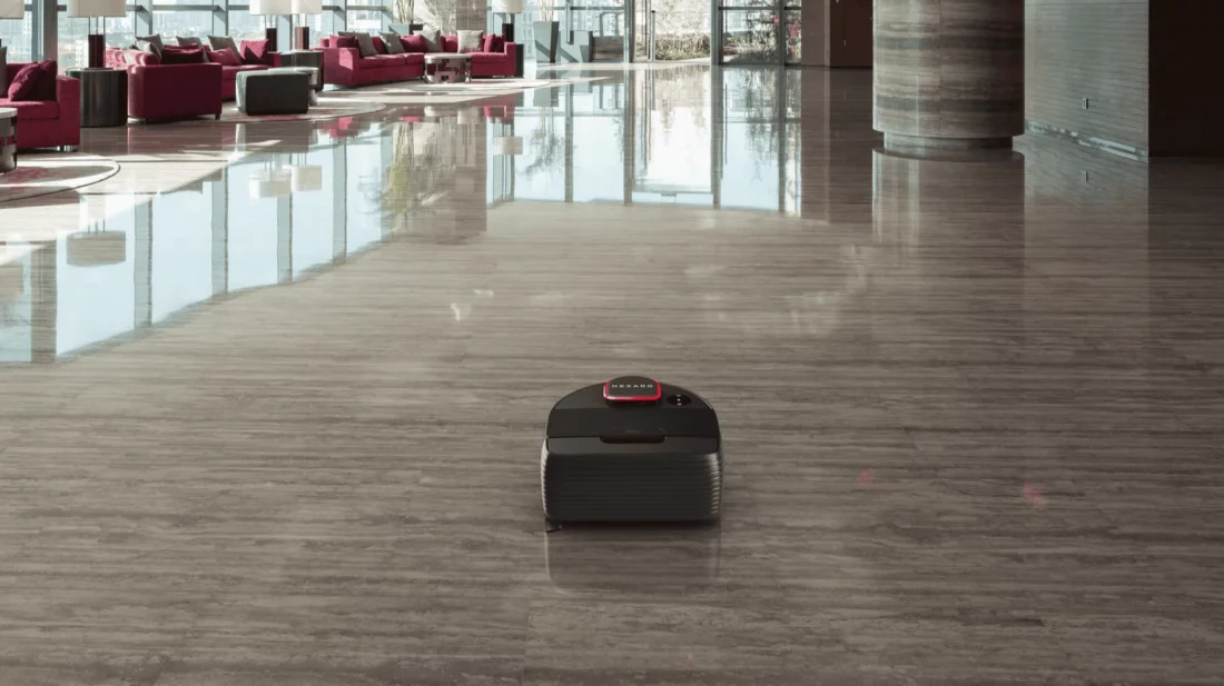 Reinigungsroboter Nexaro NR1700 von RoboPlanet fährt durch Hotel Lobby