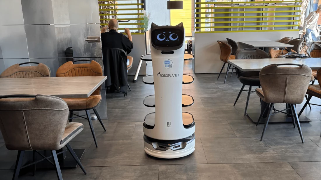 Pudu BellaBot von RoboPlanet beim Ausliefern im Restaurant