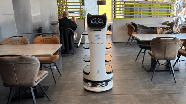Pudu BellaBot von RoboPlanet beim Ausliefern im Restaurant