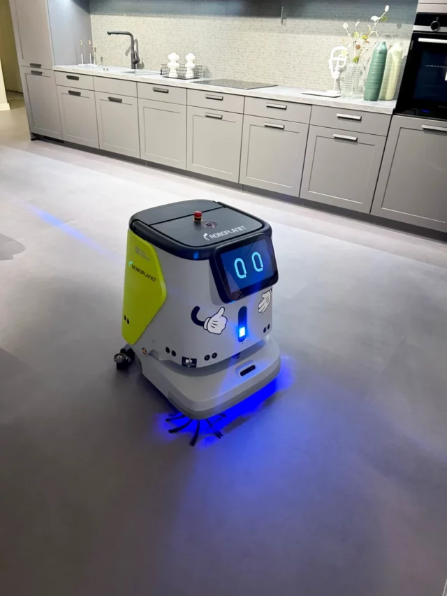 Pudu CC1 von RoboPlanet mit LED Lichern beim Säubern des Küchenbodens
