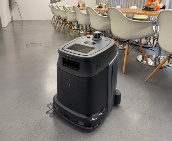 Reinigungsroboter Gausium Phantas von RoboPlanet im Seminarraum