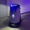 Gausium Scrubber 50 von RoboPlanet im Flur mit Nachtleuchte