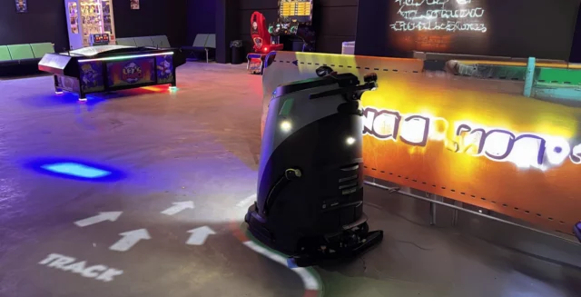 Gausium Scrubber 50 von RoboPlanet im Einsatz in der Spielhalle