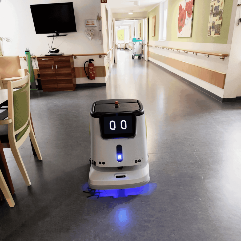 Pudu CC1 im Flur von Pflegeeinrichtung ASB Casa Vital GmbH