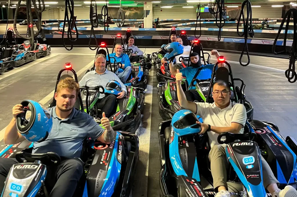 Gruppenbild RoboPlanet und Nexaro und Pudu beim Kart fahren