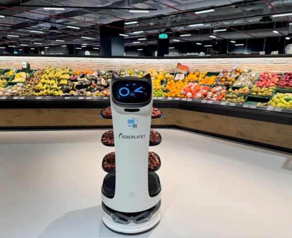 RoboPlanet BellaBot fährt beladen mit Häppchen in einem Edeka herum und wartet vor der Obsttheke auf Abnehmer