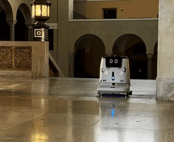 Pudu CC1 von RoboPlanet reinigt Halle in kirchlichem Gebäude