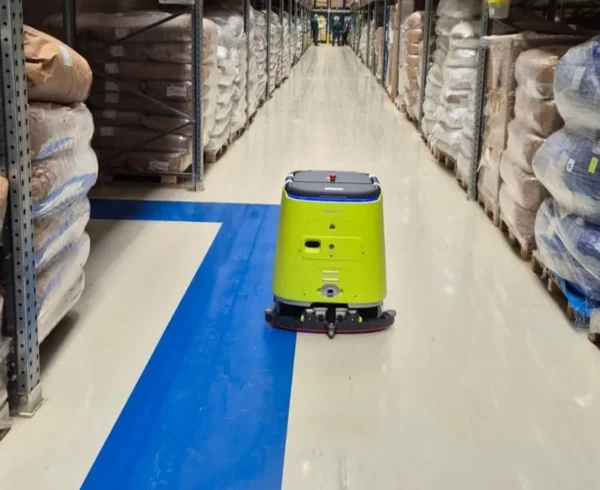 Roboter Pudu CC1 von RoboPlanet beim Reinigen eines Lagerhallen Flures