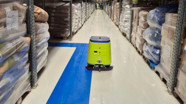 Roboter Pudu CC1 von RoboPlanet beim Reinigen eines Lagerhallen Flures