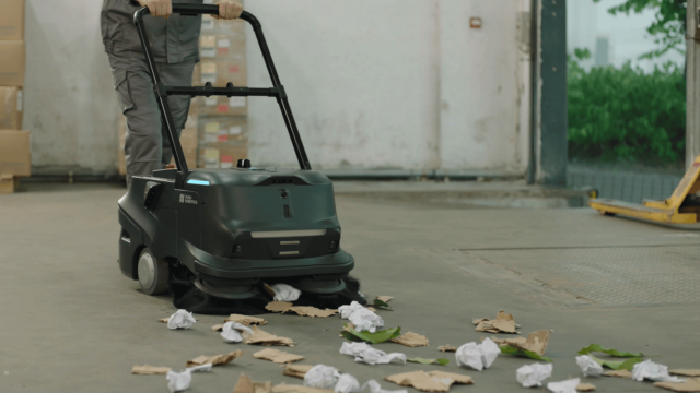 Pudu MT1 Kehrroboter von RoboPlanet wird geschoben kehrt Papier auf