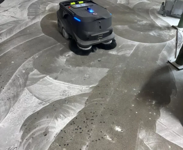 Pudu MT1 Kehrroboter übernimmt Arbeiten in einer stark verschmutzten Produktion Halle