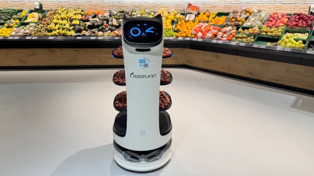 Pudu BellaBot von RoboPlanet zwinkert an der Obsttheke im Einzelhandel