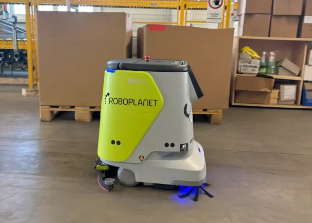 Pudu CC1 von RoboPlanet beim Kehren und Wischen im Lager