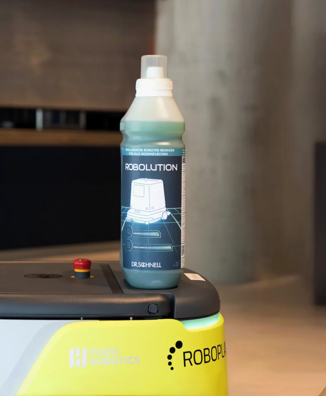 Pudu CC1 von RoboPlanet mit Roboution Reinigungsmittel von Dr. Schnell