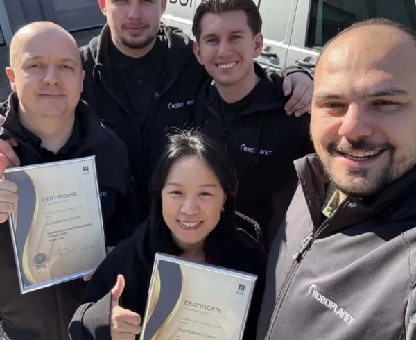 RoboPlanet Team freut sich über Excellent Service Performance Partner 2024 von Pudu und Outstanding Partner 2024 von Pudu