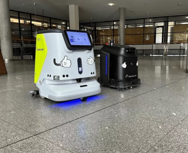 Gausium Phantas und Pudu CC1 mit LED Lichtern in einer großen Eingangshalle auf Marmorboden