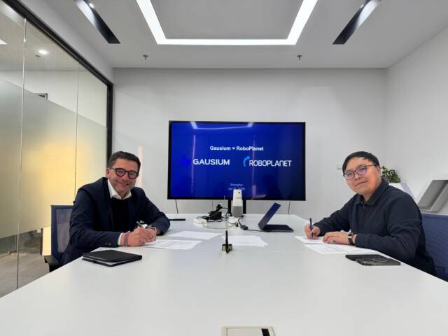 RoboPlanet und Gausium bei der Vertragsverlängerung mit Geschäftsführer Axel Banoth