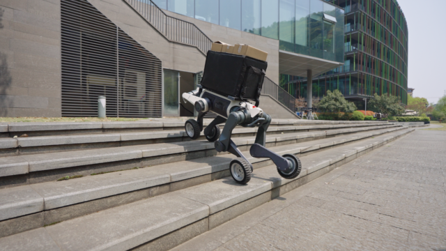 Sicherheitsroboter Inmotion Puma von RoboPlanet mit Gepaeck