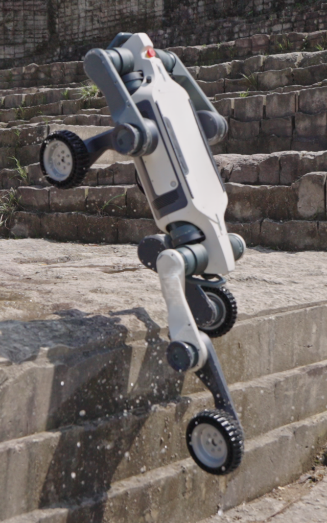 Sicherheitsroboter Inmotion Puma von RoboPlanet beim Sprung im Treppen Gelände