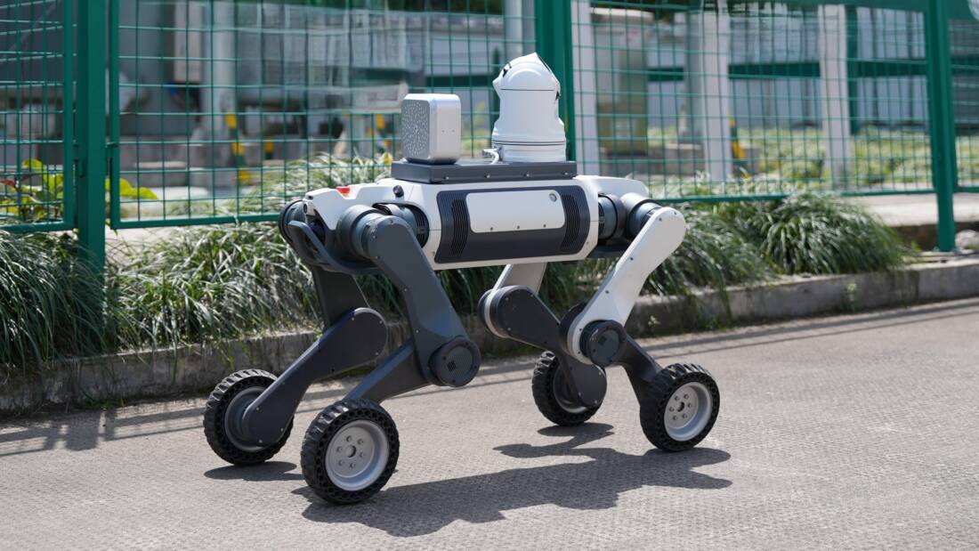 Sicherheitsroboter von RoboPlanet mit Kamera auf Patrouille